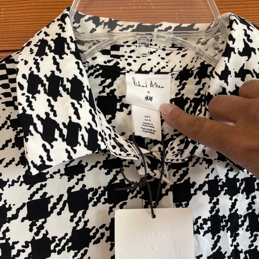 NWT H&M Women’s Black and White long sleeve button down blouse. Size 0 - Picture 3 of 11